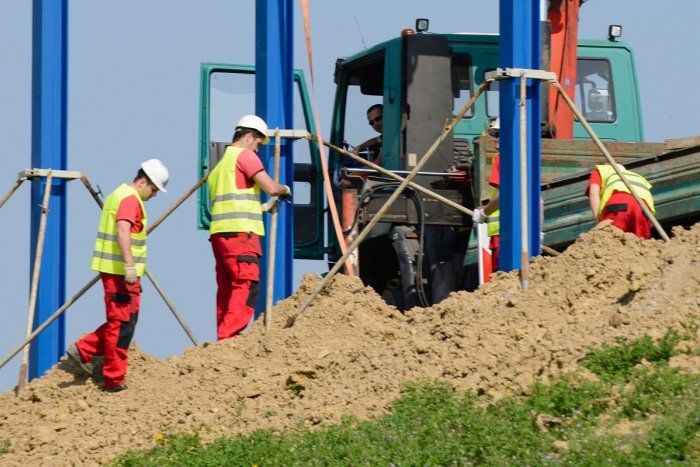 Ilustračný obrázok k článku Novinka neďaleko Liptovského Hrádku: Pri vstupe do mesta sa dokončuje predajňa