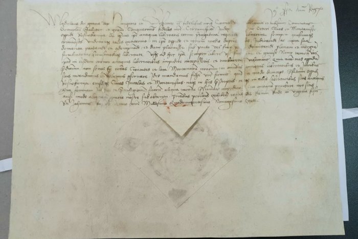 Ilustračný obrázok k článku V Rožňave zreštaurovali viac ako ako 520 rokov starú listinu, FOTO