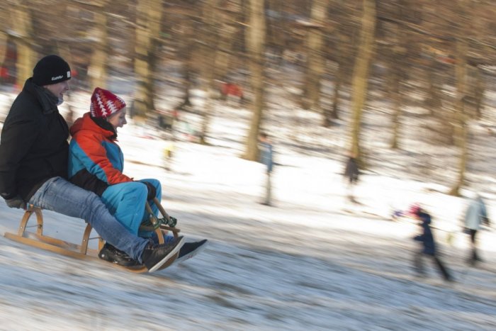 Ilustračný obrázok k článku Sánkovačka aj na juhu Slovenska: Mesto začalo so zasnežovaním kopca, VIDEO