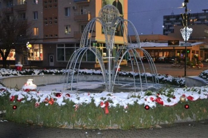 Ilustračný obrázok k článku Fontánu v Humennom zdobí adventný veniec, FOTO