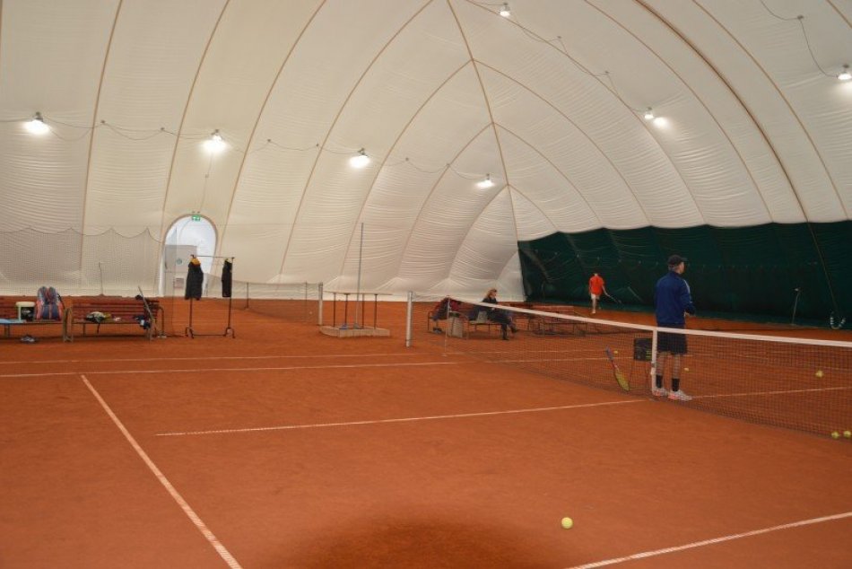 Ilustračný obrázok k článku Tenisti môžu trénovať aj cez zimu: V Šali otvorili novú nafukovaciu halu, FOTO