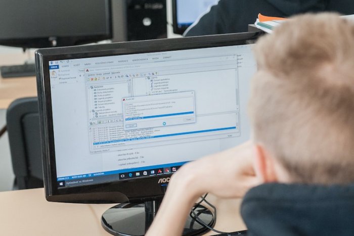 Ilustračný obrázok k článku To je SILA! Zatvorené školy stoja rodičov stovky eur. Už nevládzu!