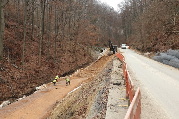 Ilustračný obrázok k článku Cesta na Prednú Horu by mohla byť sprejazdnená do Vianoc: Verí starosta Muráňa