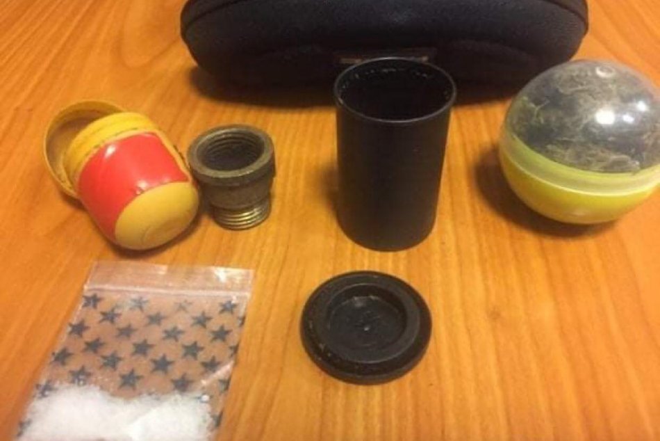 Ilustračný obrázok k článku Zásah kvôli drogám v Hliníku nad Hronom: Mladík prišiel o vodičák aj slobodu, FOTO