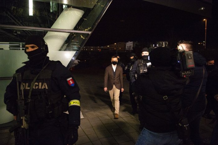 Ilustračný obrázok k článku Zásah NAKA v sídle Penty: Haščáka zadržali a obvinili, FOTO z miesta