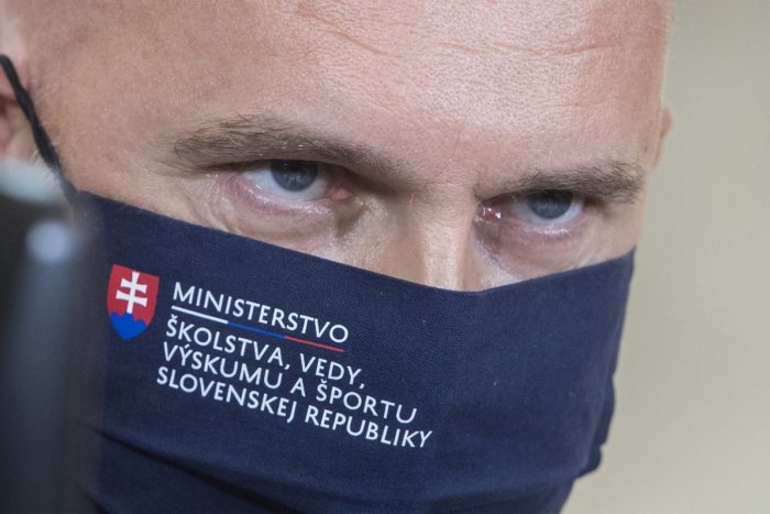 Ilustračný obrázok k článku Gröhlingovi dochádza trpezlivosť: Pretestovať všetkých žiakov, rodičov aj učiteľov nedokážeme!