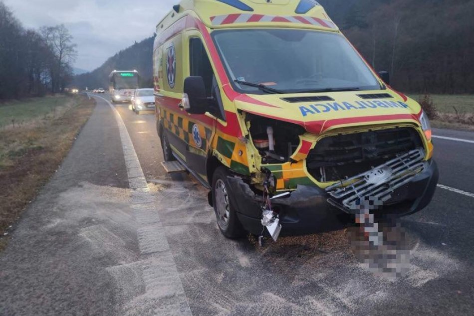 Ilustračný obrázok k článku Rušná noc kremnických policajtov: Dva náročné výjazdy, schytala to aj sanitka, FOTO