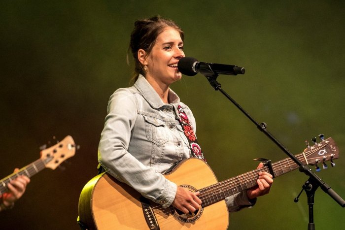 Ilustračný obrázok k článku Radosť, vďačnosť a láska v novom vianočnom hite od Simy Martausovej, VIDEOKLIP