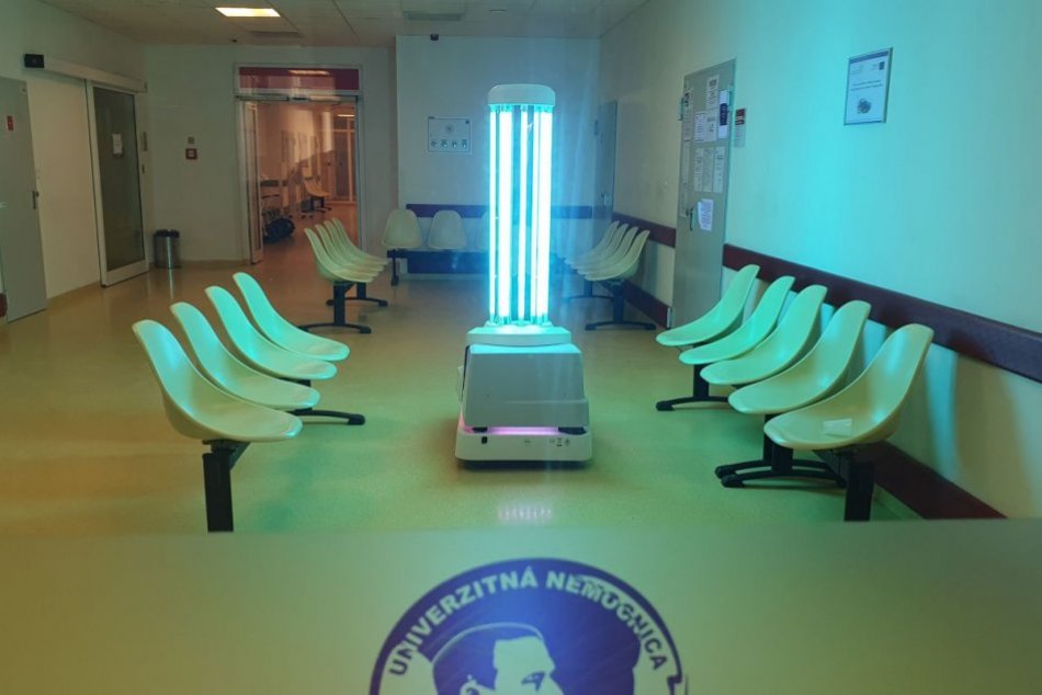 Ilustračný obrázok k článku Moderná novinka v Univerzitnej nemocnici: S dezinfekciou jej pomáha špeciálny robot