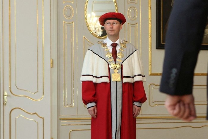 Ilustračný obrázok k článku Rektor Trenčianskej univerzity a poslanec Smeru Habánik: Štát nás chce ovládnuť!