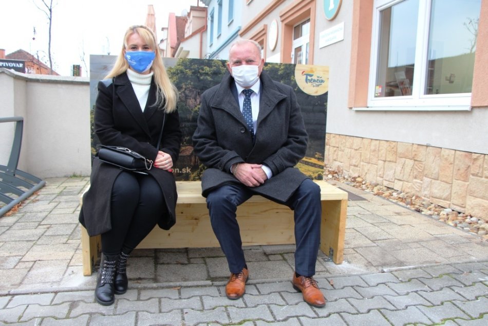 Ilustračný obrázok k článku Centrum Bojníc s novou atrakciou: Na námestí pribudla originálna lavička, FOTO