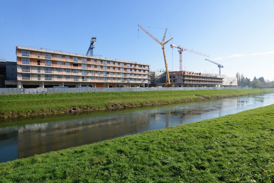 Ilustračný obrázok k článku Výstavba Living parku pri rieke pokračuje: Pandémia práce nezastavila, FOTO