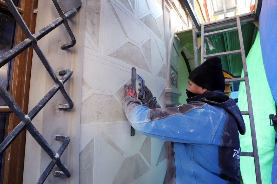 Ilustračný obrázok k článku Zábery obnovy Thurzovho domu: Takto sa mení fasáda a suterén klenotu Bystrice, FOTO