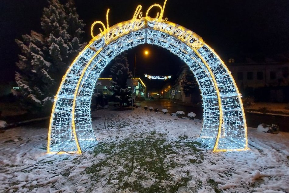 Ilustračný obrázok k článku Už púta naše pohľady: Vianočná výzdoba v Rožňave zachytená objektívom