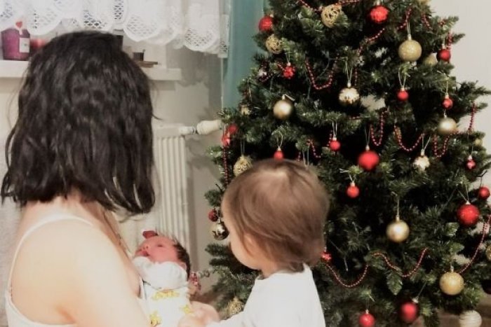 Ilustračný obrázok k článku Šok pri pôrode. Mamičke zistili pozitívny test na Covid-19. Aké budú ich Vianoce?