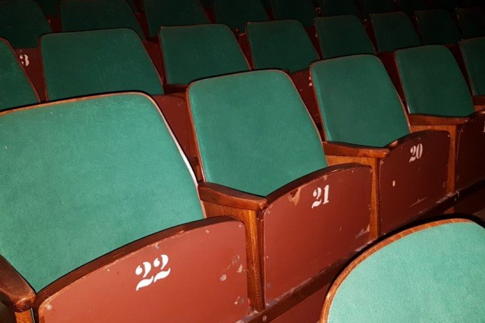 Ilustračný obrázok k článku Získajte štýlový retro doplnok: Mesto predáva staré kinosedačky