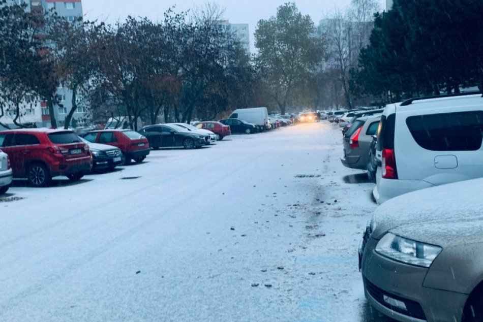 Ilustračný obrázok k článku Užitočné číslo: Neodhrnuté cesty a chodníky môžu Bratislavčania nahlasovať na "horúcu" linku