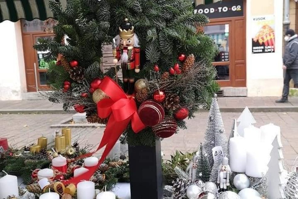 Ilustračný obrázok k článku Trh na Dominikánskom námestí sa zmenil na Vianočný ostrov, FOTO