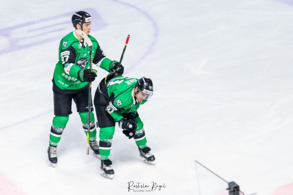 Ilustračný obrázok k článku Hokejisti Nových Zámkov si poradili s Trenčínom: Hrdinom predĺženia sa stal Števuliak