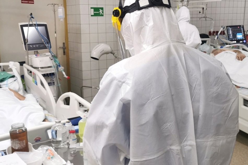 Ilustračný obrázok k článku Alarmujúce čísla z nemocnice: Covid-19 má vyše 160 pacientov, desiatky sú na prístrojoch