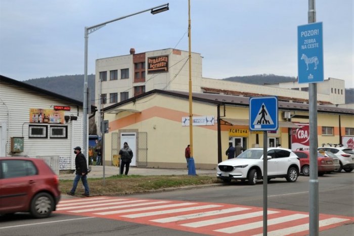 Ilustračný obrázok k článku Tento priechod v Humennom bude večer bezpečnejší