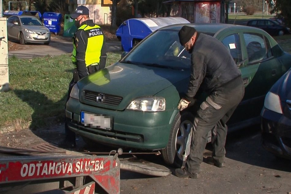 Ilustračný obrázok k článku Zvolenčania sa dočkali: Vraky áut odstránili z ďalších 2 sídlisk, FOTO