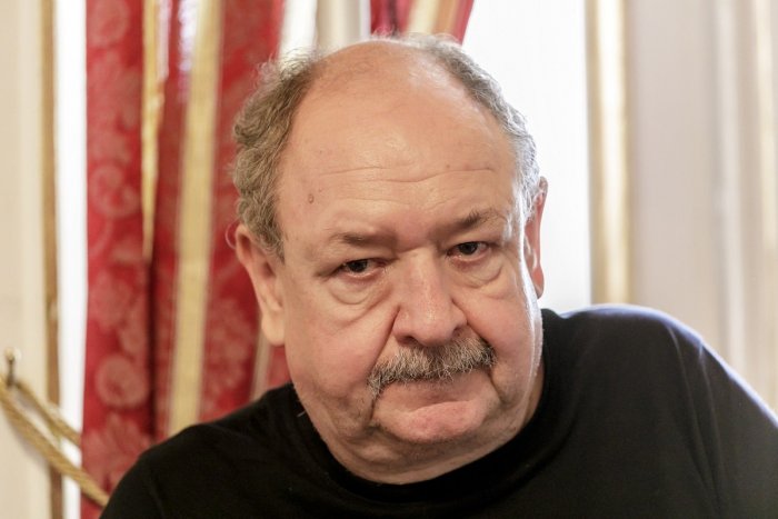 Ilustračný obrázok k článku Daniel Hevier oslavuje jubileum: Vedeli ste, že vyrastal v Prievidzi?