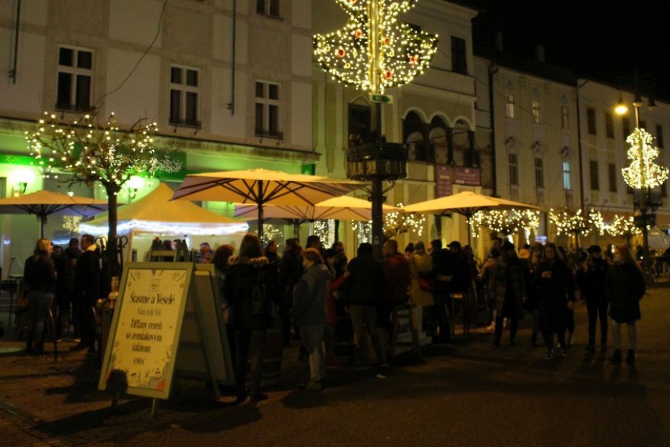 Ilustračný obrázok k článku Toto je realita z centra Bystrice: Desiatky ľudí na kope a mnohí bez rúšok, FOTO