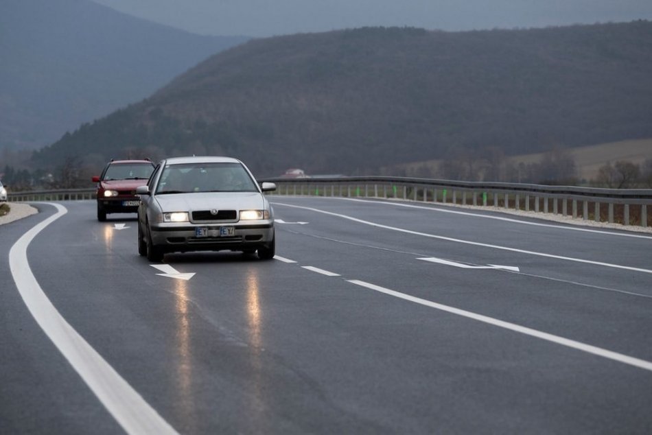 Ilustračný obrázok k článku Rekonštrukciu cesty Partizánske – Hradište preplatia cez eurofondy: Akou sumou?