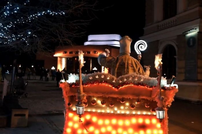 Ilustračný obrázok k článku V nedeľu MIKULÁŠ rozsvieti vianočný stromček v NITRE: Príde aj DÚHALKA!