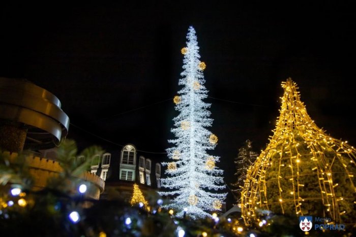 Ilustračný obrázok k článku Poprad je už sviatočne vysvietený: Čo pribudlo a ako to bude s vianočnými trhmi?