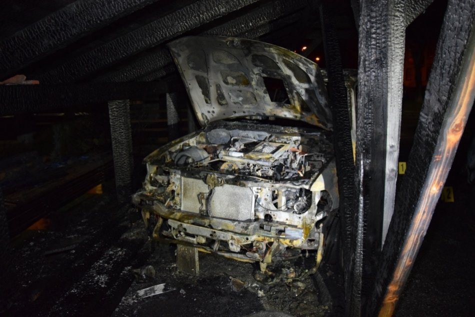 Ilustračný obrázok k článku Hrozivé vyčíňanie podpaľača v Brezne: Odniesli si to nielen autá, FOTO