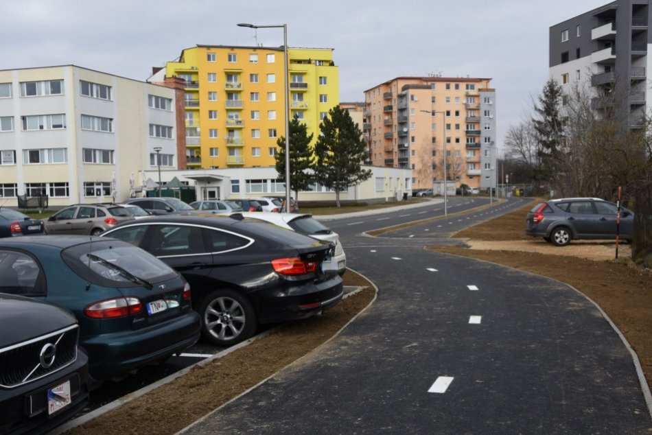 Ilustračný obrázok k článku Trenčianske ulice prešli obnovou: Nové cesty, chodníky, cyklotrasa i parkovanie, FOTO