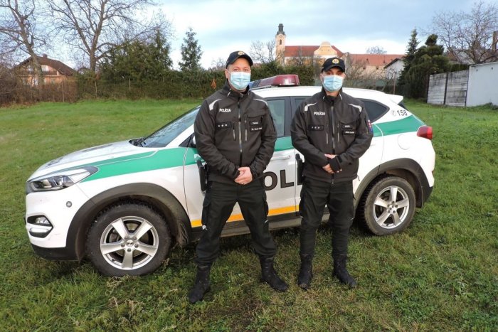 Ilustračný obrázok k článku Policajti hrdinami: Mužovi poskytli prvú pomoc, ZACHRÁNILI mu život!