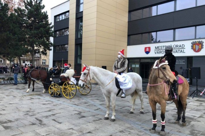 Ilustračný obrázok k článku Mikuláš rozsvietil stromček: Jedna zo šalianskych rodín bude mať krajšie Vianoce