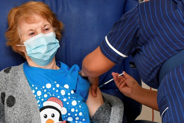 Ilustračný obrázok k článku Ako prvá NA SVETE! Vakcínu proti korone si nechala "pichnúť" dôchodkyňa, FOTO