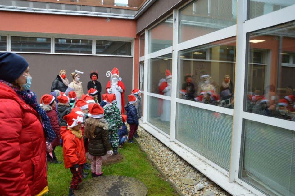 Ilustračný obrázok k článku Domov dôchodcov navštívil Mikuláš: Prišiel v sprievode detí z materskej školy, FOTO