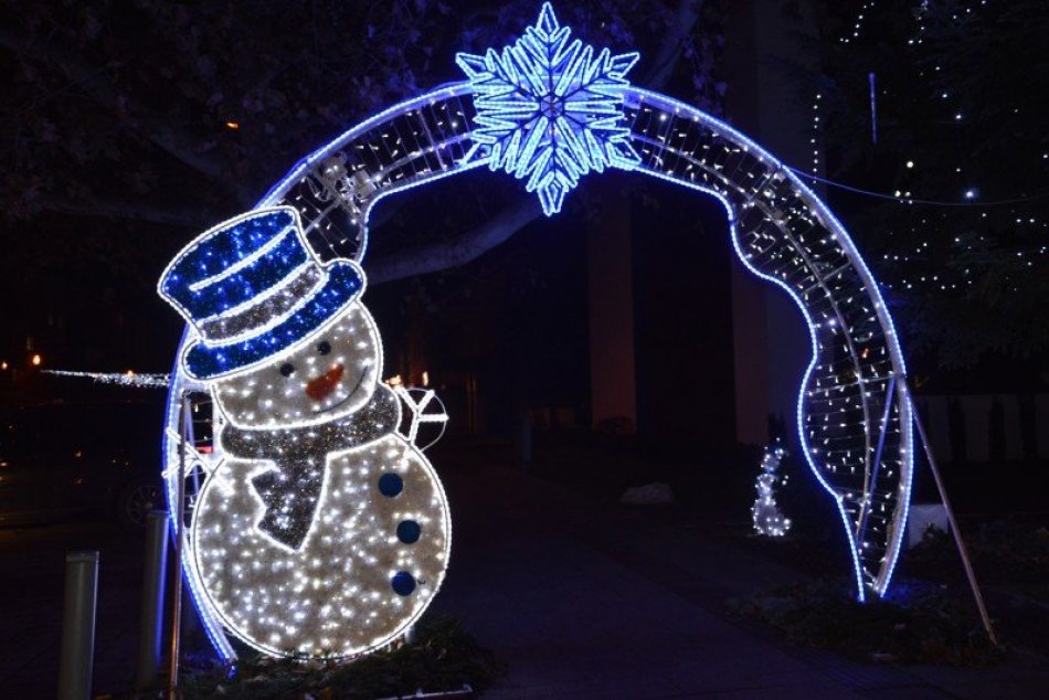 Ilustračný obrázok k článku Vianočná atmosféra v Šali: Ulice rozžiarila sviatočná výzdoba, FOTO