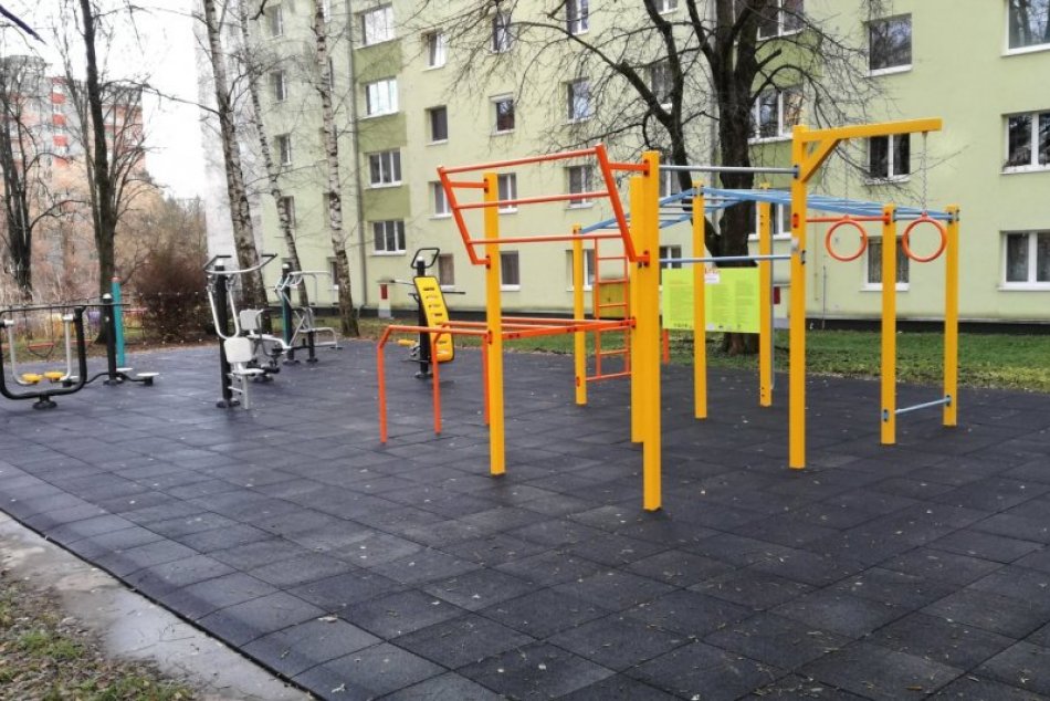 Ilustračný obrázok k článku Na svoje si prídu nielen deti a workouteri: V Bystrici vyrástlo nové ihrisko, FOTO