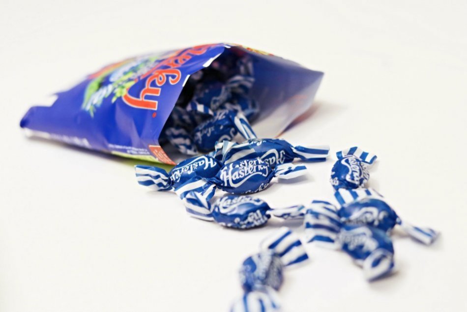 Ilustračný obrázok k článku Obľúbené cukríky majú už sto rokov! Za ich vznikom je kašeľ známeho speváka + KVÍZ