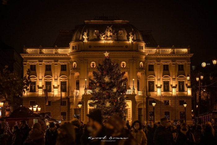 Ilustračný obrázok k článku Bratislava o vianočné TRHY nepríde: V centre bude dokonca viac rozžiarených STROMČEKOV