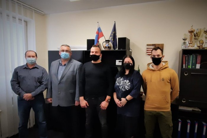 Ilustračný obrázok k článku Po výcviku nastupujú do služby: Bystrickí mestskáči majú 3 nové posily, FOTO