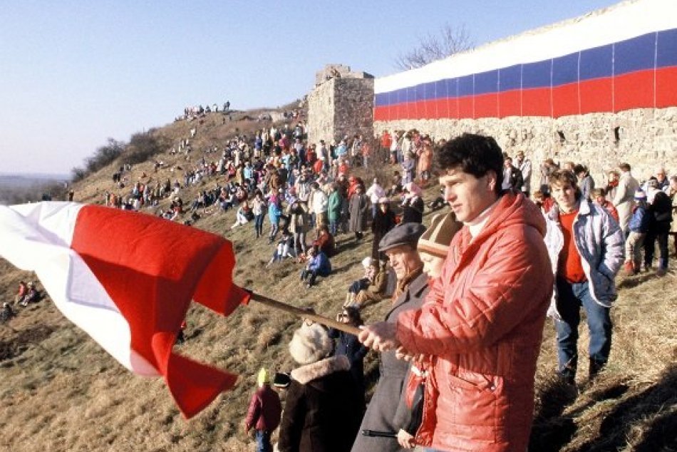 Ilustračný obrázok k článku FOTO: Tisíce ľudí kráčali cez Petržalku do Hainburgu. Prvýkrát sa nadýchli slobody