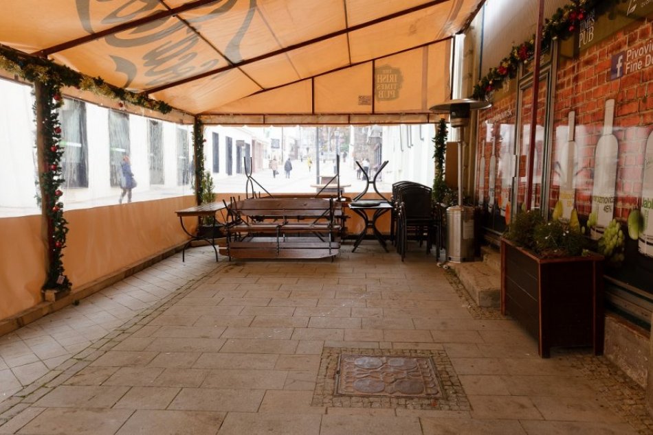 Ilustračný obrázok k článku Pomoc podnikateľom v Nových Zámkoch: Radnica odpustí poplatky za terasy