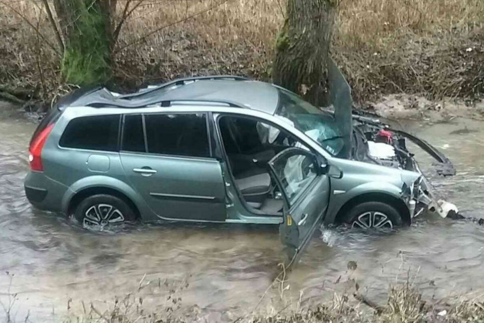 Ilustračný obrázok k článku Auto skončilo v Domanižanke: Na pomoc museli prísť hasiči, FOTO