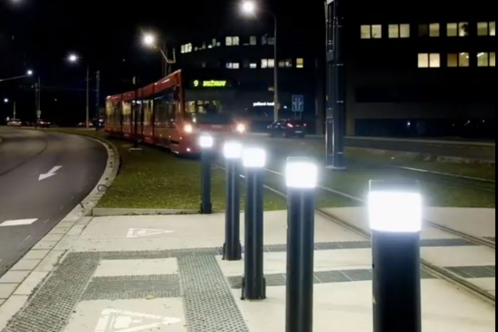 Ilustračný obrázok k článku Bude menej nehôd? Na radiále upozorňujú chodcov na električky svetelné stĺpiky