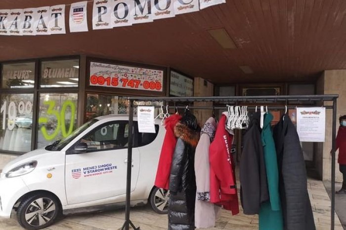 Ilustračný obrázok k článku Máte doma nepotrebné bundy a kabáty? Venujte ich tým, ktorých v zime zahrejú