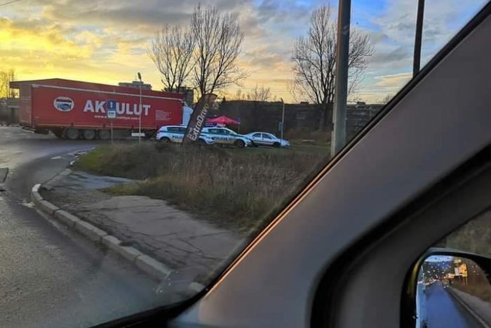 Ilustračný obrázok k článku Na pumpe začali vyskakovať z kamióna: Polícia na Kysuciach zadržala osem migrantov