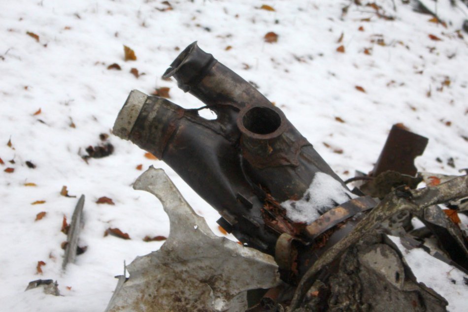 Ilustračný obrázok k článku Počuli ste o KURIOZITE v lese pri Bystrici? Ležia tam trosky lietadla, FOTO