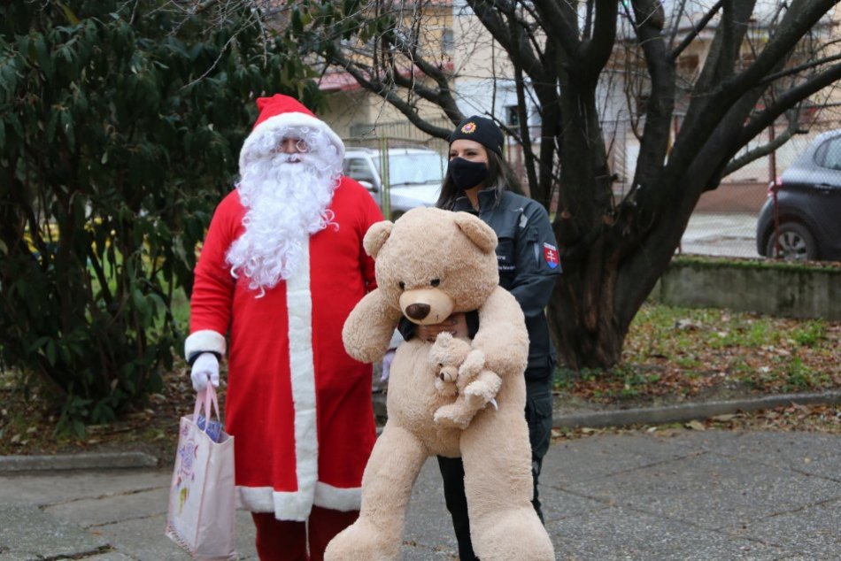 Ilustračný obrázok k článku Desiatky detí budú mať krásne sviatky: Policajti a hasiči im splnili vianočné priania